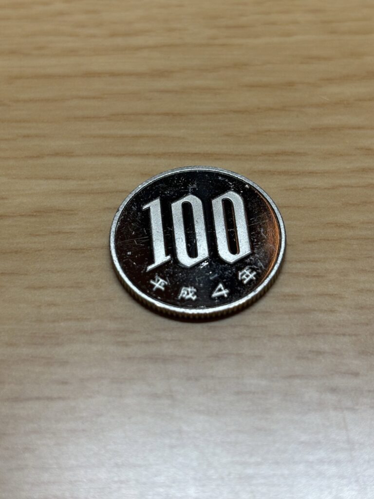 自販機から出てきた100円玉①（＠art_9xvさんより提供）