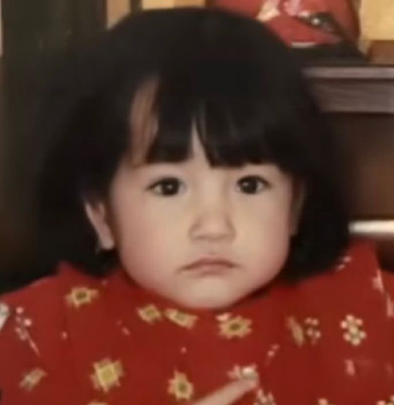 幼い頃は“男の子と間違われていた”元モデルの女性→42歳になった“現在の姿”に…「84年生まれ！？」「目クリクリでかわいい」