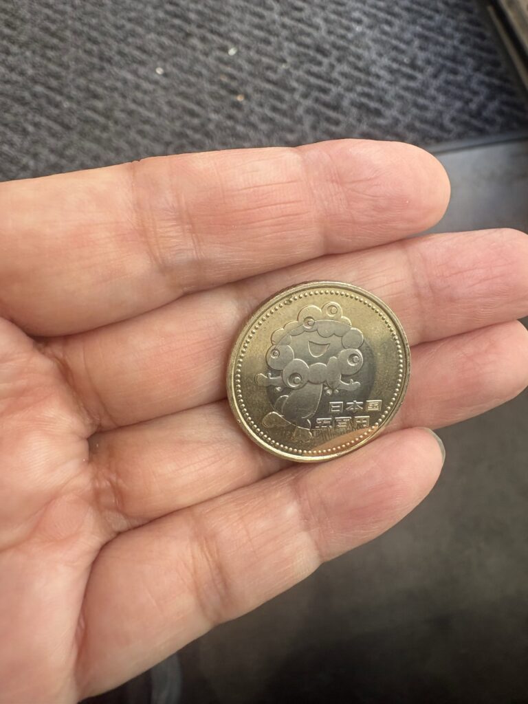 お釣りで出てきた記念硬貨①（＠jinbenyuzijinbenさんより提供）