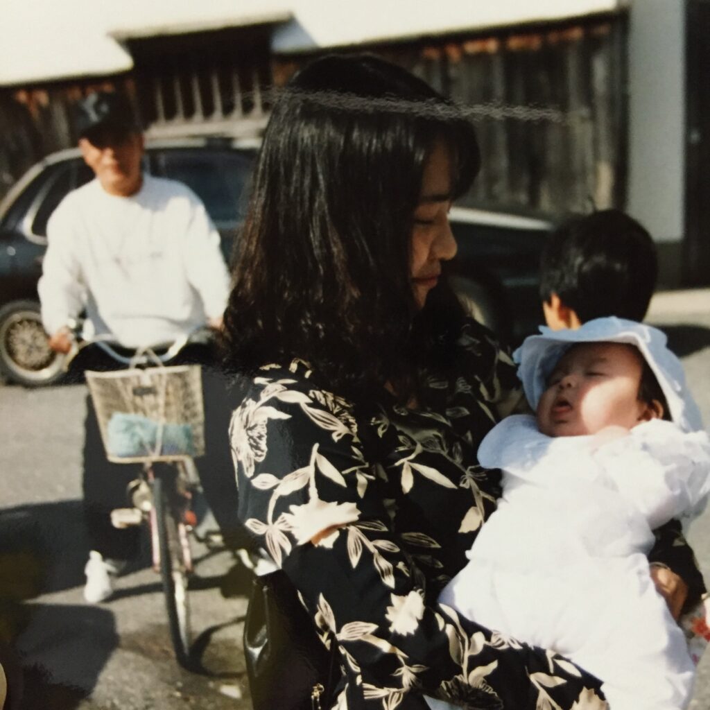 30年ほど前のお宮参りの時のお母さん（＠25_138_9さんより提供）