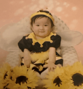 ひまわりの花に囲まれて微笑む赤ちゃん。→しかし大人になった現在、まさかの姿に「カッコ良すぎる」「可愛いい！」