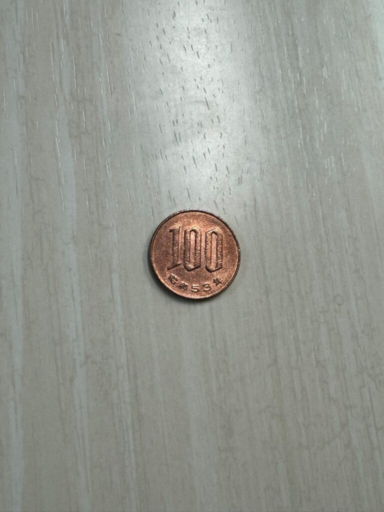 色の違う100円玉②（＠Rock_kooOさんより提供）