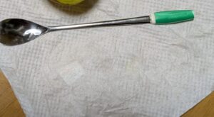 夫がスプーンで食べたキウイ→妻が残りを見たら……衝撃の光景に「入れ物みたい笑」「どうやって食べてるんですか？」