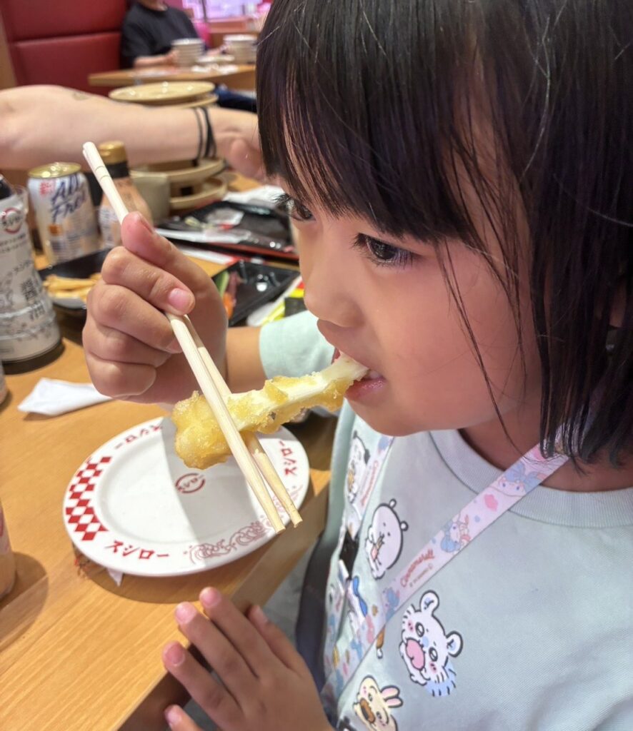 家族3人での食事の様子④（＠papa_ehon_laboさんより提供）