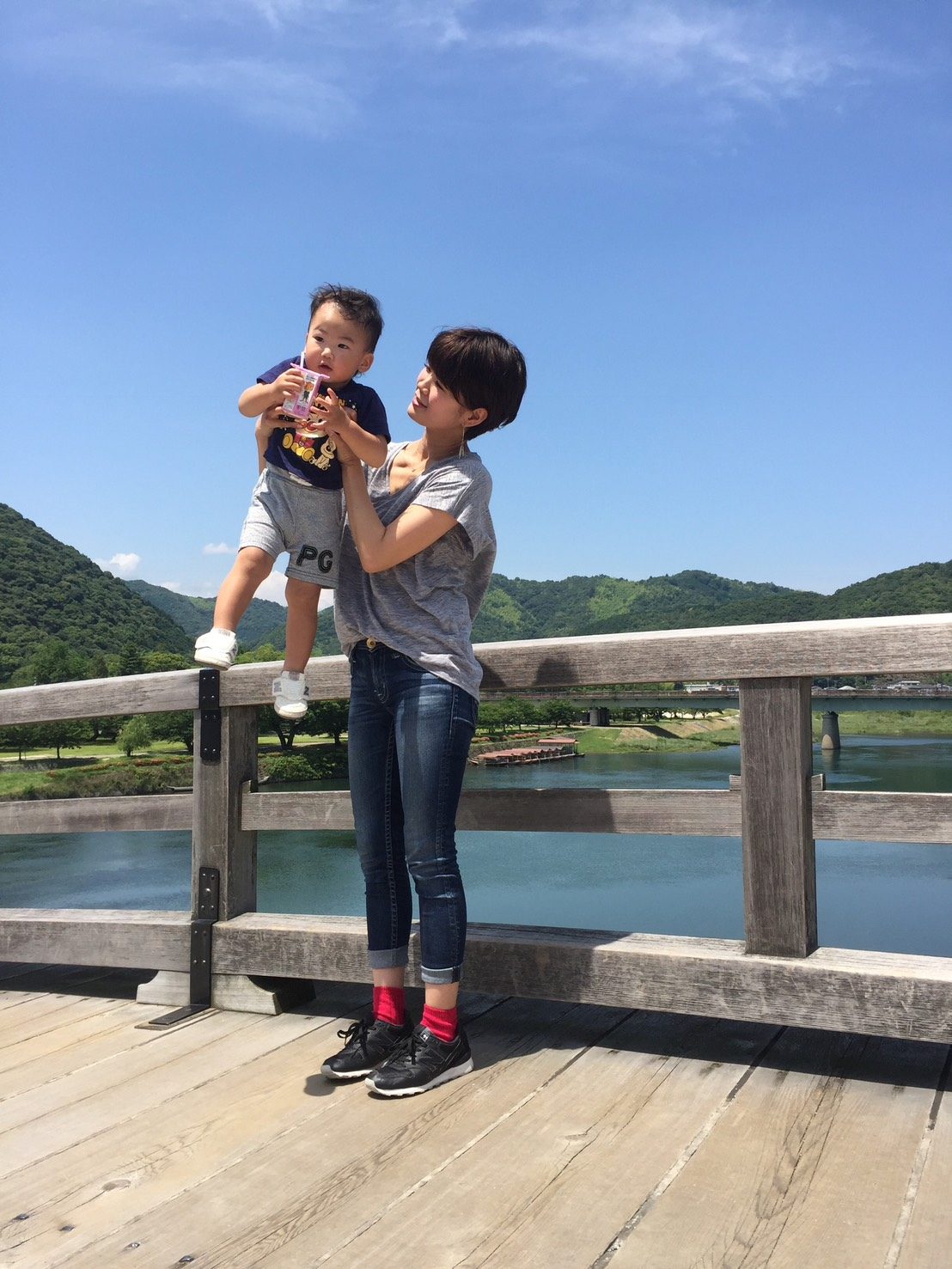 母に“持ち上げられて写る”1歳の息子。しかし11年後→たくましく成長した“まさかの姿”に…「凄すぎない？」「ママさん老けないんですか？」