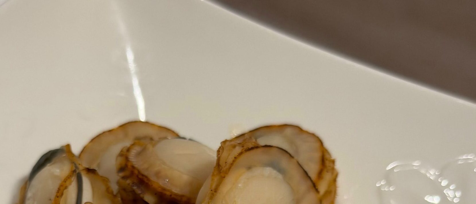 ホタテを食べていたら「ガリッ!!」→おそるおそる吐き出すと…… 目を疑う光景に「めちゃ貴重!」「今まで1回もないんだがw」「私にくださいw」