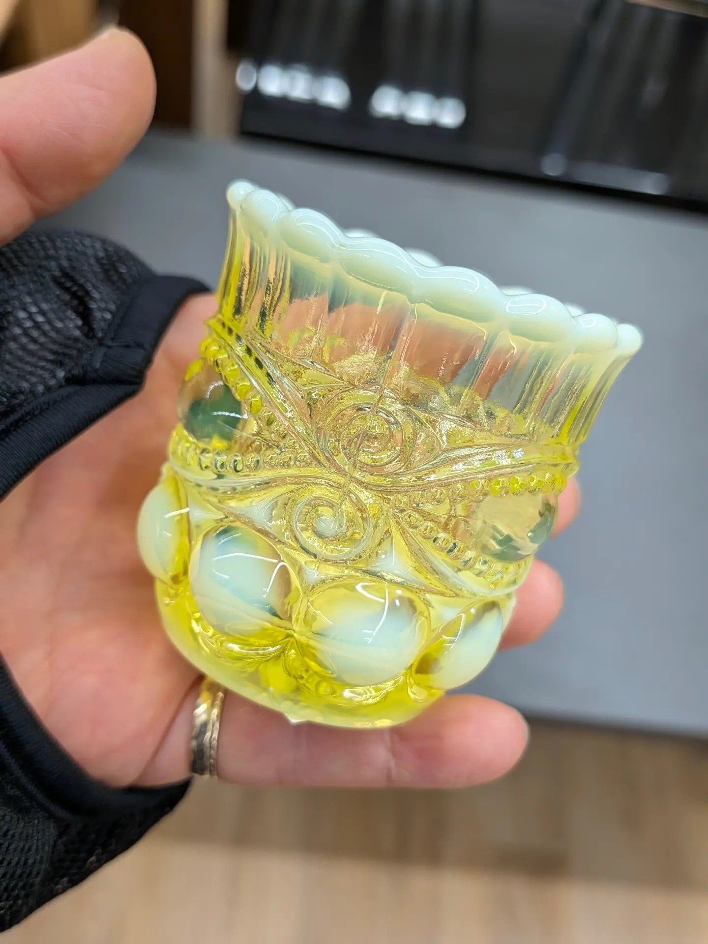 リサイクルショップで330円で買ったグラス、ブラックライトを当てたらまさかの光景に「素敵です〜！」「めっっっっっちゃ可愛い！」