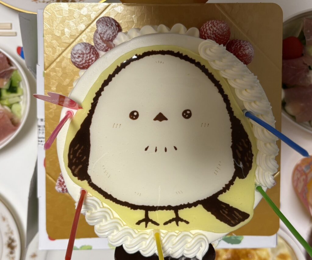 お嫁さんがケーキ屋さんにオーダーしたシマエナガのケーキ（＠yum5214さんより提供）