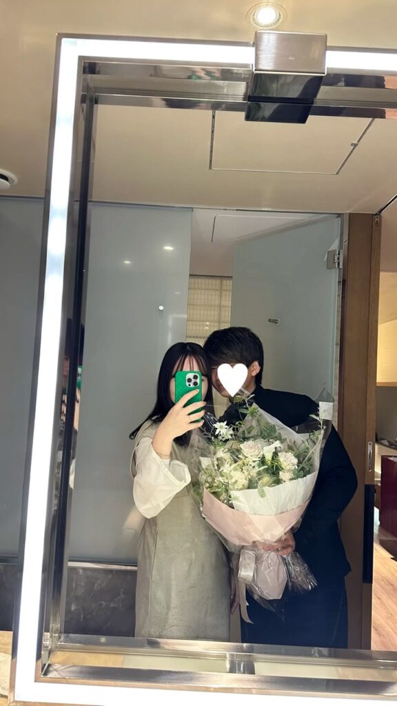 花束を手にした2人（＠ym..1230さんより提供）