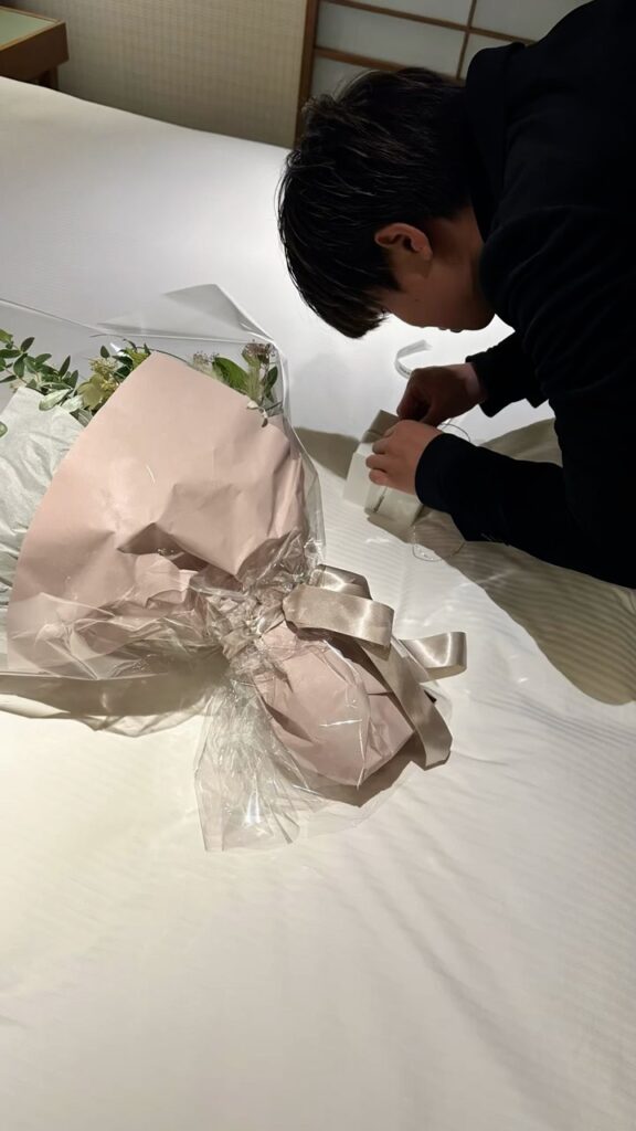 花束を準備する様子（＠ym..1230さんより提供）