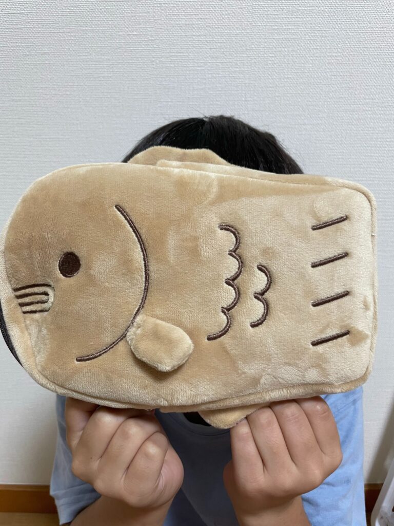 届いたたい焼きの彫刻刀ケースを手にする次男さん（＠mitaro_mitaroさんより提供）