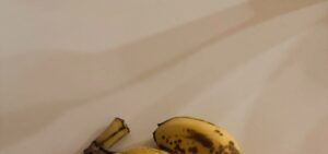 スーパーで買ったバナナ→テーブルに出しておいたら……　驚きの中身に「こわ！w」「脳みそが理解を拒んでる」「ぎゃーーーこんなのいたら…」