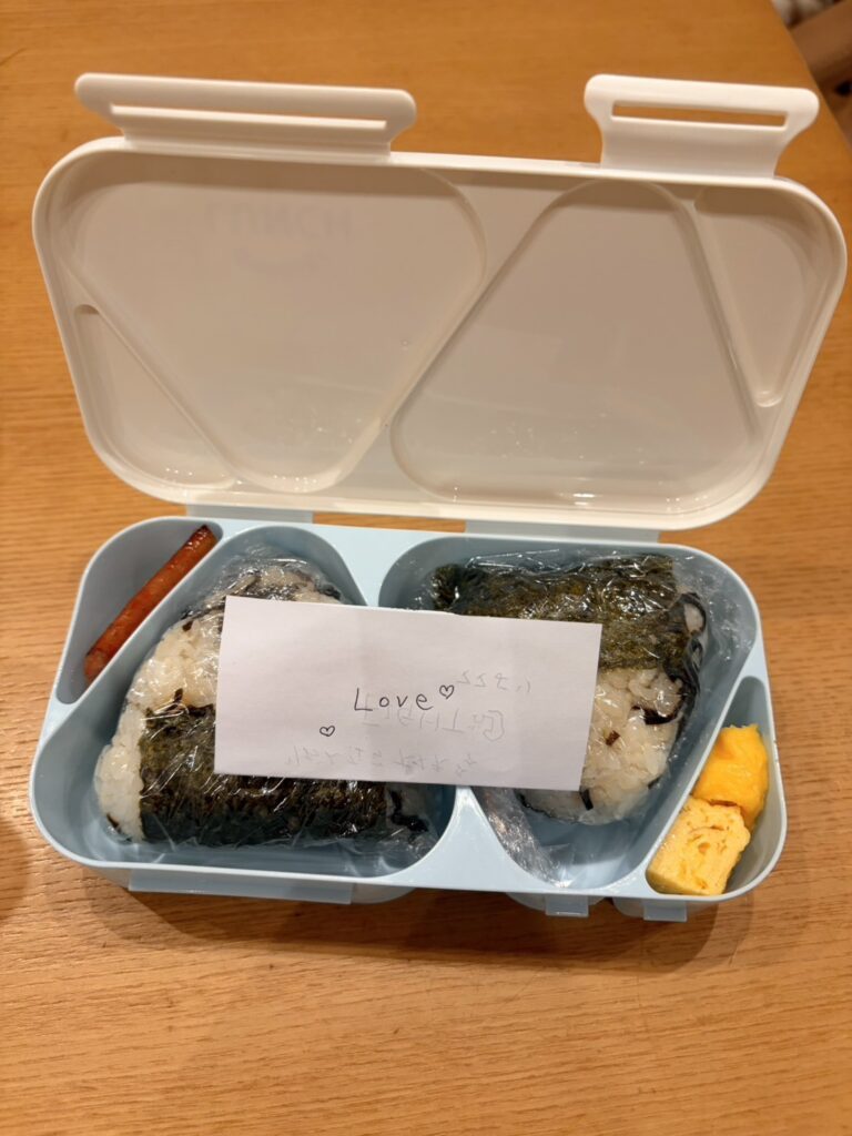 お手紙を添えた高校初日のお弁当（＠kosodate_7kidsmamaさんより提供）