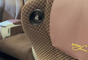 新幹線に乗車中…→目を疑うような”まさかの光景”に496万回表示「そんなことある？笑」「コレは言われないと気が付かない」「分かった瞬間ビックリ」