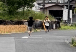下校中の小2長男を見つけた次男。猛ダッシュして…次の瞬間→“驚きの光景”に179万回再生「なかなかこうはならない」「なんかグッとくる」
