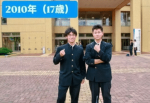 2010年、ずっと一緒にいた2人の青年。→その15年後…”まさかの姿”に「素敵すぎる」「真面目に生きると顔に出る」「めっちゃいい」