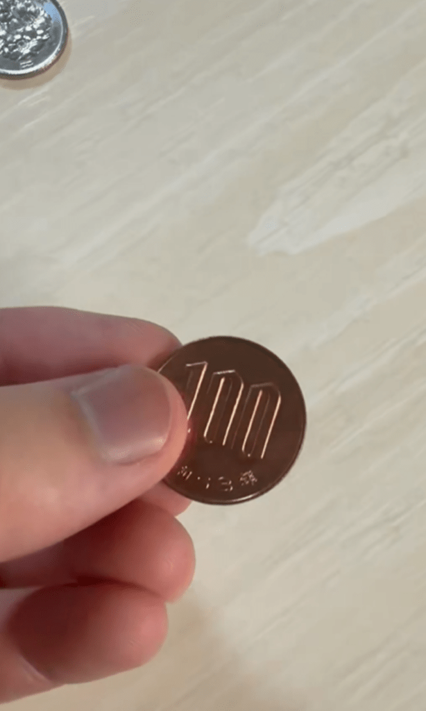色の違う100円玉①（＠Rock_kooOさんより提供）