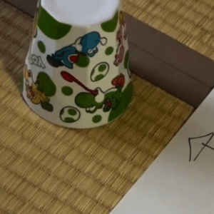 部屋に残された「たすけて」のメモと伏せられたコップに違和感。コップをどかしてみると→まさかの光景に…「わああああ！？」「そっと戻してて面白いww」
