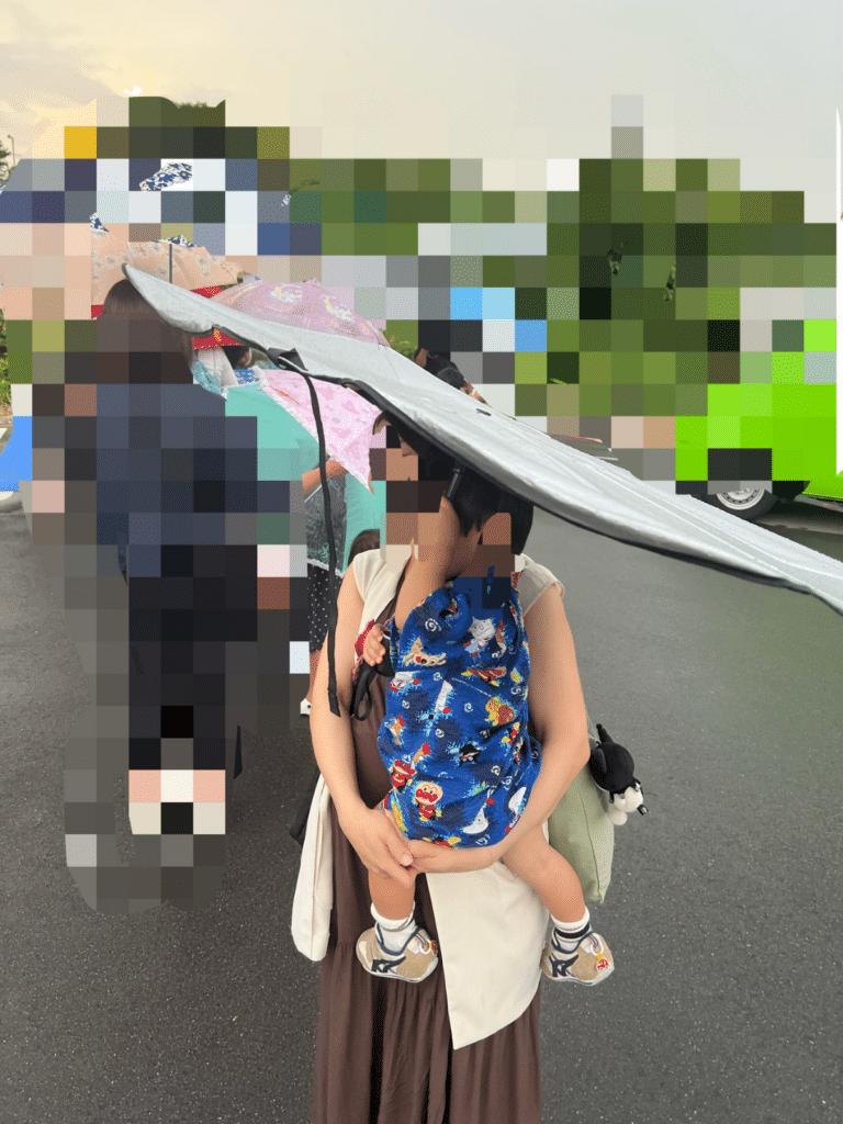 サンシェードを傘代わりに歩く様子①（＠_zou_mohuさんより提供）