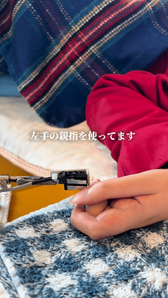 左手の親指でパソコン入力を（＠netakiri_shachoさんより提供）