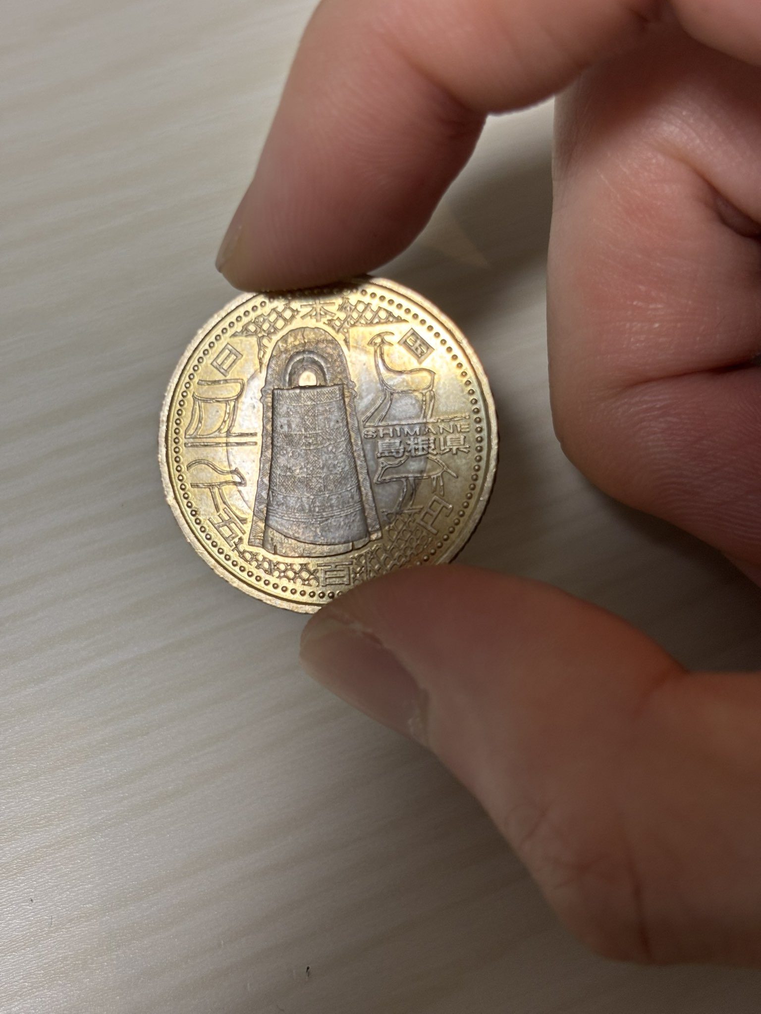 お釣りでもらった500円玉。しかしよく見ると…「何？」目を疑う光景に「お金とは思えなかったw」「高価そう」「取って置きましょ！」