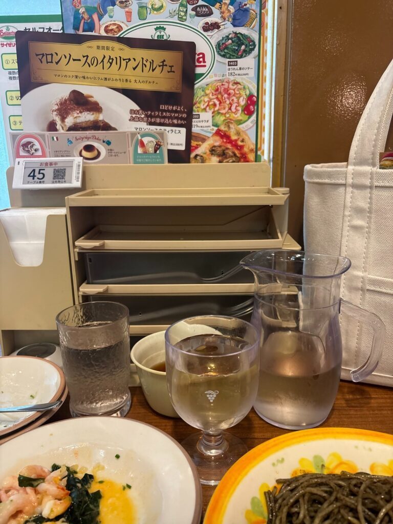 サイゼリヤでの食事とデカンタ大の白ワイン（＠erii_yohakuさんより提供）