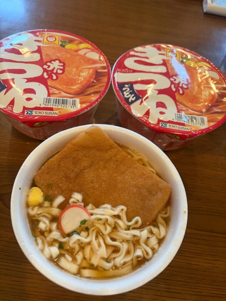 赤いきつねうどん①（＠hiiamkacoさんより提供）