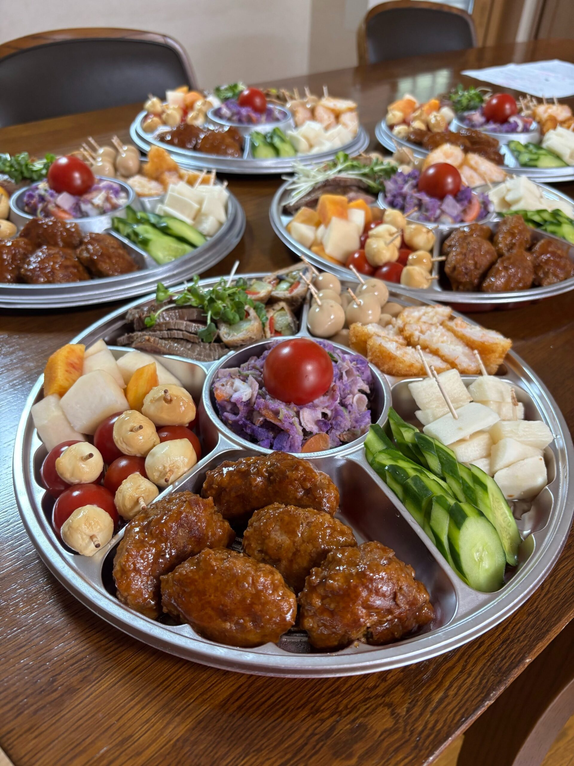 知り合いの誕生日祝いに料理→約5時間かけて作ったのは……驚きの光景に「プロの料理人！？」「クオリティ高くてビックリ」「お店みたい」