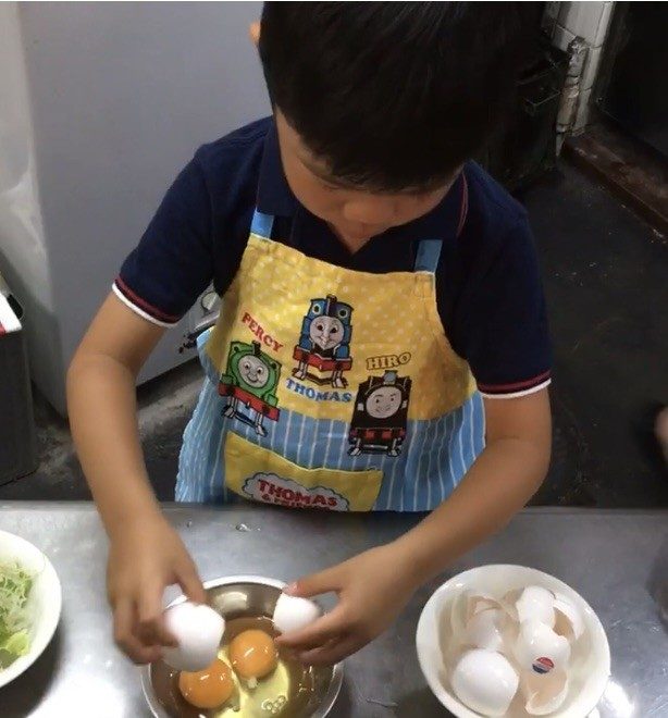 料理に挑戦する様子①（＠japanese.cute.bento.momさんより提供）
