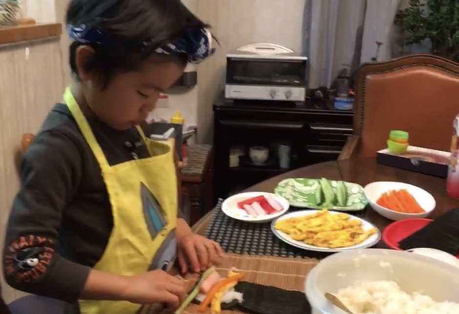 料理に挑戦する様子④（＠japanese.cute.bento.momさんより提供）