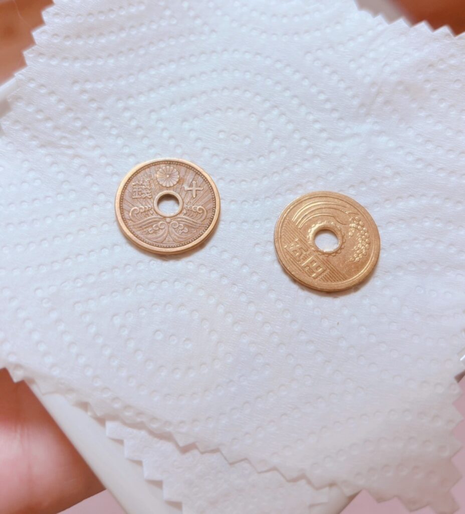 10銭硬貨と5円玉①（＠kmkmkk777さんより提供）
