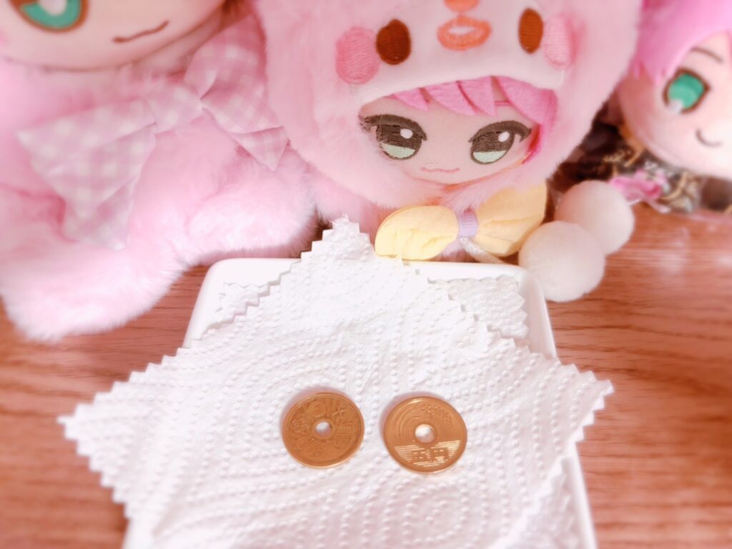 推しの棚に一緒に置いた10銭硬貨と5円玉①（＠kmkmkk777さんより提供）