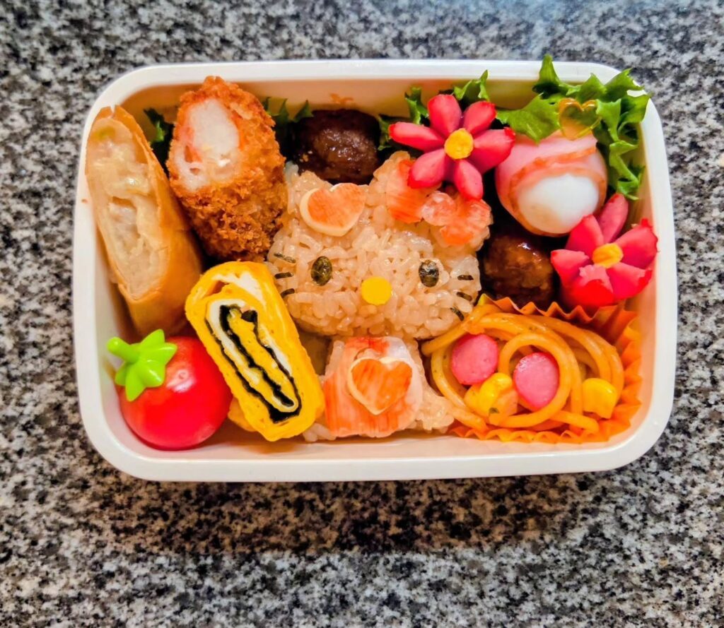 日焼けキティのお弁当（＠naoki.shinyoさんより提供）