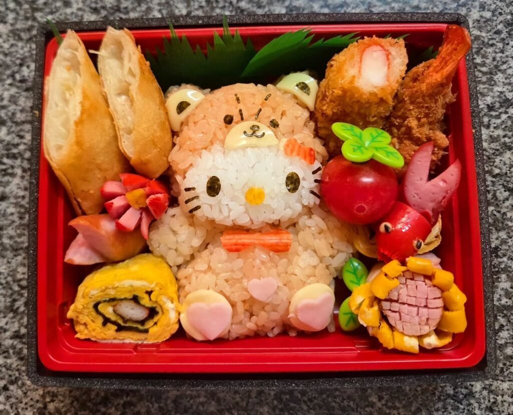 着ぐるみを着たキティのお弁当（＠naoki.shinyoさんより提供）