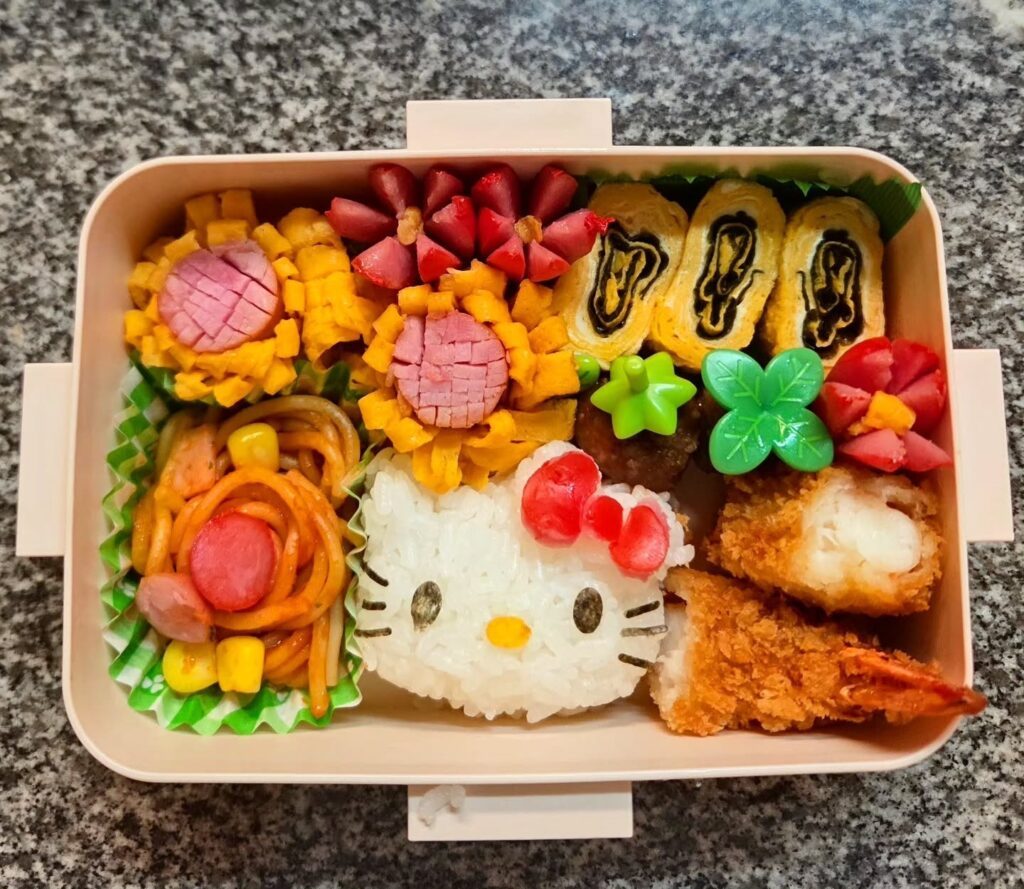ハローキティのお弁当（＠naoki.shinyoさんより提供）