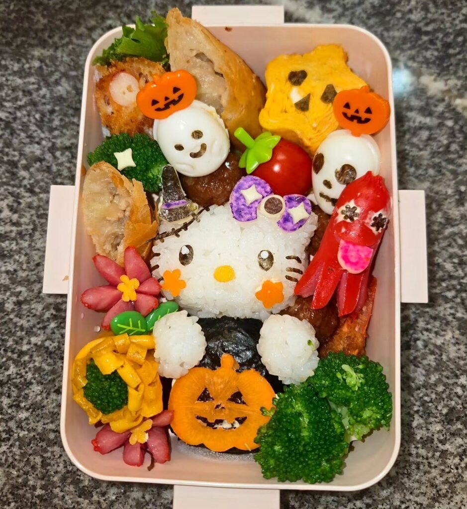 ハロウィンのキティのお弁当（＠naoki.shinyoさんより提供）