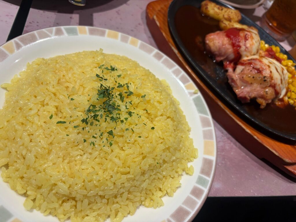 ターメリックライスと料理①（＠fiu._.ailさんより提供）