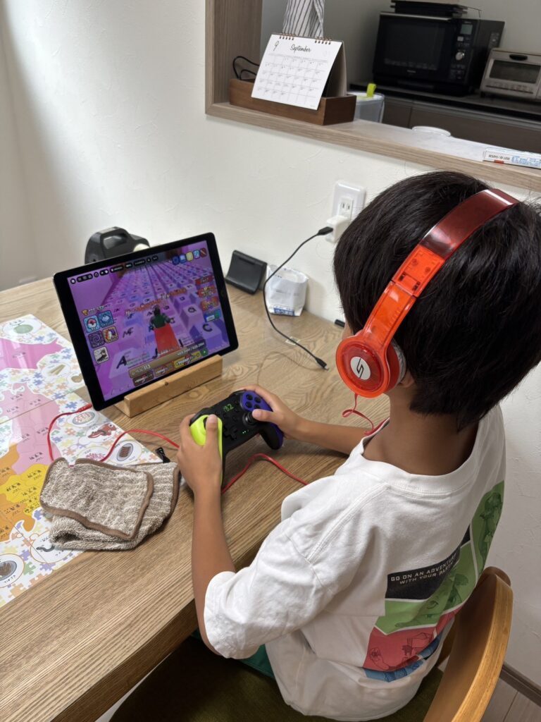 ゲームで遊ぶ様子①（＠mikimaru_lifeさんより提供）