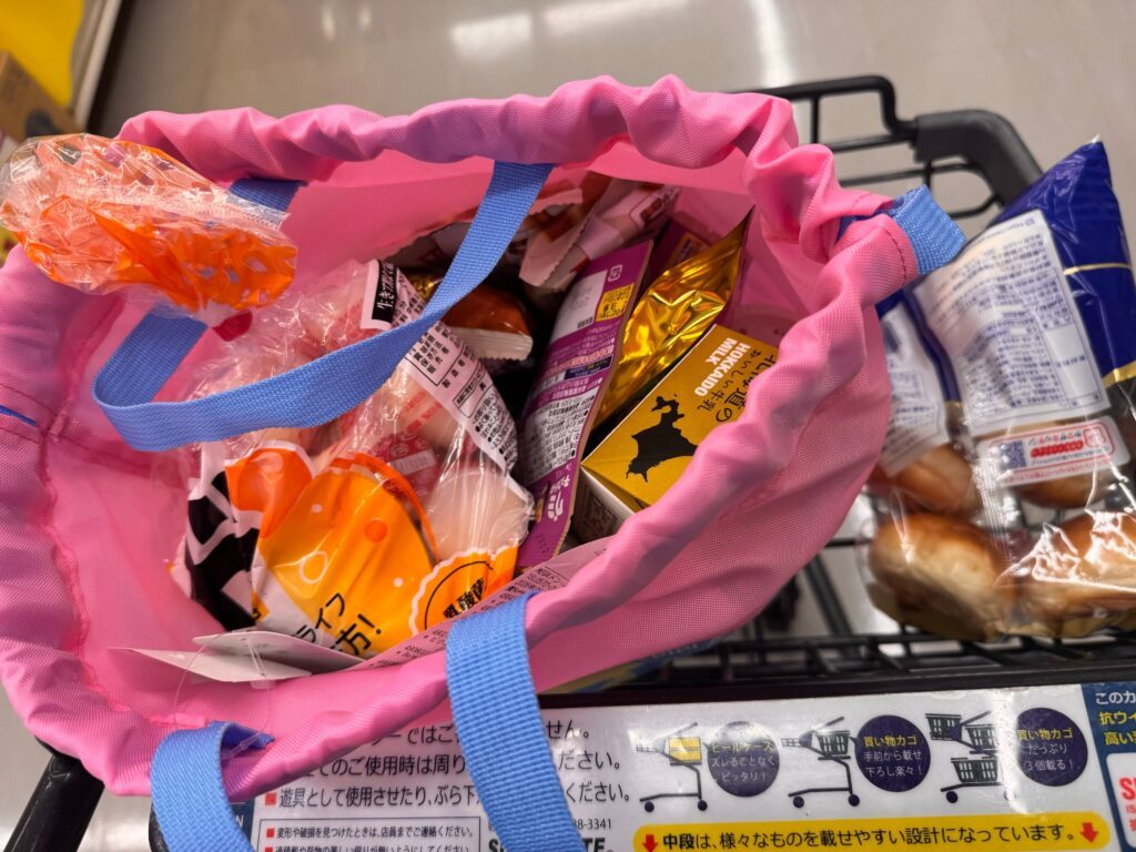 買い物を入れたプールバッグ①（＠yurupon_mamaさんより提供）