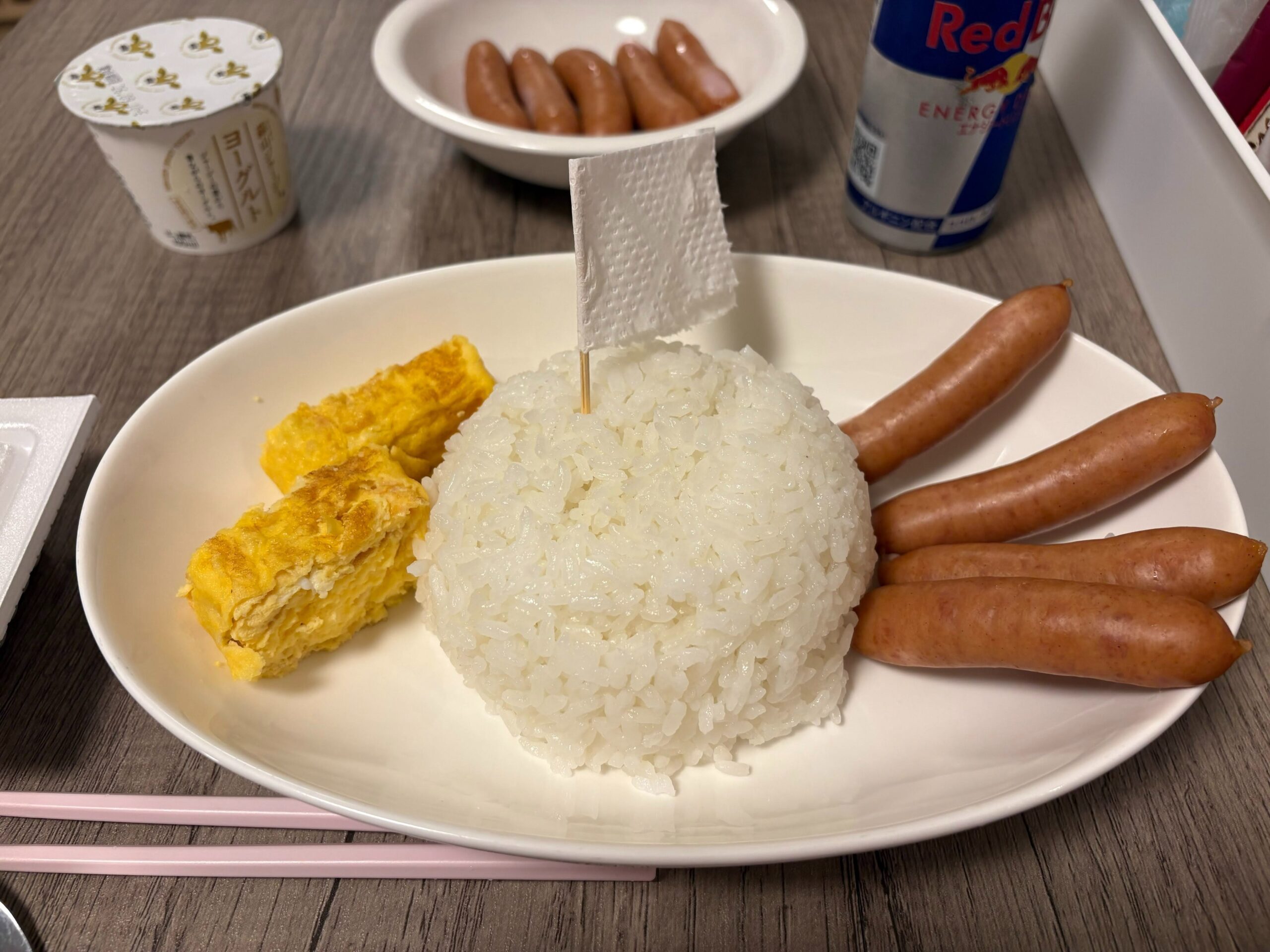 夫が朝から作ったお子様ランチ、そのまさかの完成品に「これは旦那さん可愛すぎるｗ」「降伏しとるw」