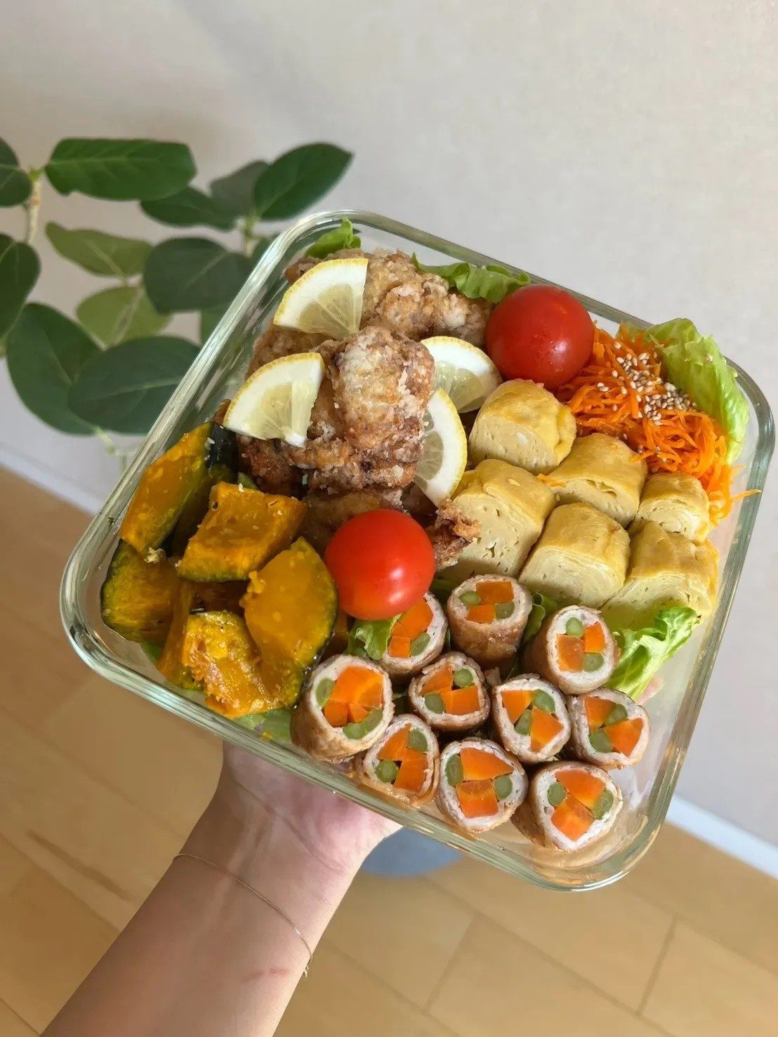 夫「妻のお弁当がエグすぎる」→妻がピクニックの為に作ったお弁当を見ると……まさかの光景に「ビックリした」「運動会のお弁当ですやん」