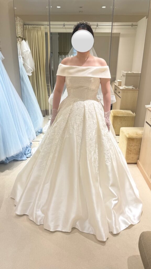 Aラインのドレスを試着した様子（＠wedd.ing3103さんより提供）
