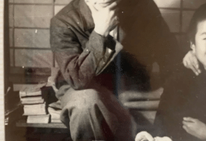 約80年前のじいじの写真を見た孫「イケメンでどこかの文豪かと思った」その“驚きの姿”に…「イケメンすぎやろ」「絶対モテモテやったろうなぁ」