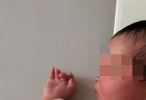 生後20日の赤ちゃんの着替えを夫に任せると…妻「え？」まさかの姿に「笑ったw」「最新ファッションになってるww」「まじでうちもこうなります笑」