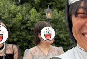 結婚式で…新郎の友人男性の姿に違和感。よく見ると→”まさかの光景”に…「主役すぎるwww」「圧倒的に強そう」「最高です！」