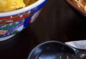 そば屋で“天丼とそばのセット”を注文。しかし…→「スーパーサイヤ人のよう！」衝撃の光景に「コレ現実？」「スゲェwww」「ラスボス感がある」