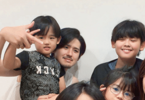 5人の子どものママ→34歳になった誕生日の様子に……「若くて綺麗」「6人兄弟に見えます！」