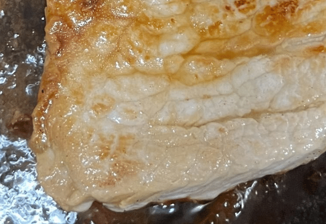 フライパンで豚肉を焼いていると違和感…「え？これ、なんか…」→まさかの光景に「既視感しかないww」「思いついたのが凄いw」「いわれてみればww」