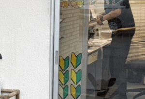 奈良でレンタカーを返却したら…「え、なんで？」店前の衝撃の光景に「もはやスタッフなんじゃww」「この車両欲しいw」「優雅すぎるww」