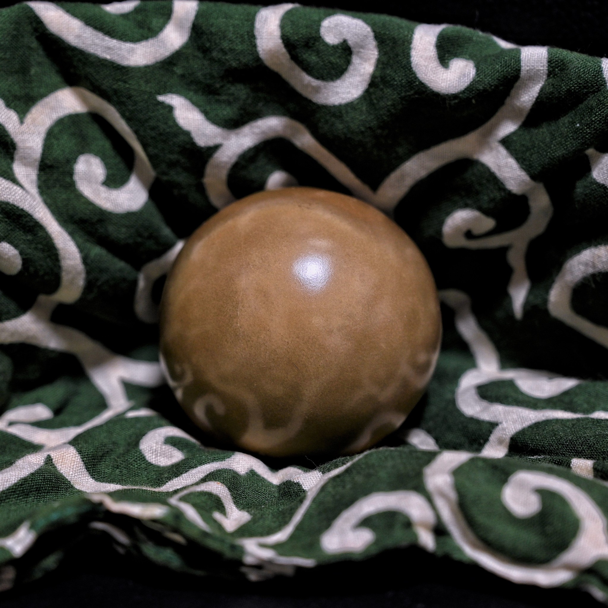 10年前に作った泥団子。今もかわらずつるつるしている（小林哲朗さん提供）